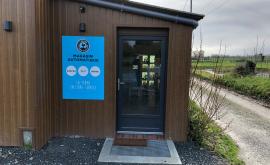 La Ferme du Gros Caillou distributeur extérieur - Au rendez-vous des Normands