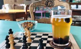 demi de bière sur un échiquier apéritif