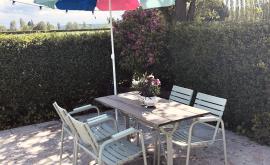 table en terrasse avec parasol