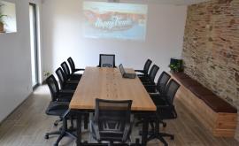 Un coin réunion complètement équipé