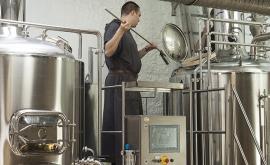 Le frère brasseur prélève un échantillon