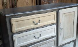 Meuble en chêne rénové avec des patines métallisées