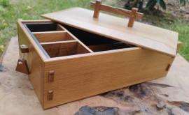 Chêne et noyers massifs avec assemblage d'angles à tenons et mortaises à mi-bois et à coins. Casier supérieur amovible 